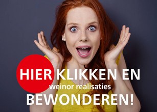 Een vrouw met lange, rode haren en een gele top, die enthousiast gebaren maakt tegen een grijze achtergrond.  Een vrouw met lange, rode haren en een gele top, die enthousiast gebaren maakt tegen een grijze achtergrond.