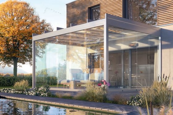 Moderne uitstraling van een woning met een glazen overkapping en een vijver in de voortuin. Moderne uitstraling van een woning met een glazen overkapping en een vijver in de voortuin.