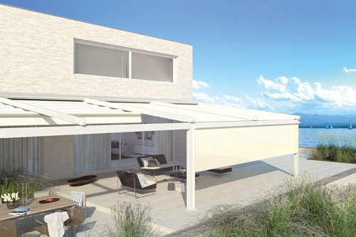 Moderne terrassensituatie met een overkapping en uitzicht op het water, witte en lichte kleuren. Moderne terrassensituatie met een overkapping en uitzicht op het water, witte en lichte kleuren.