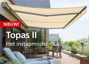 Beige zonnescherm boven een terras met een loungestoel en een tuin op de achtergrond.  Beige zonnescherm boven een terras met een loungestoel en een tuin op de achtergrond.