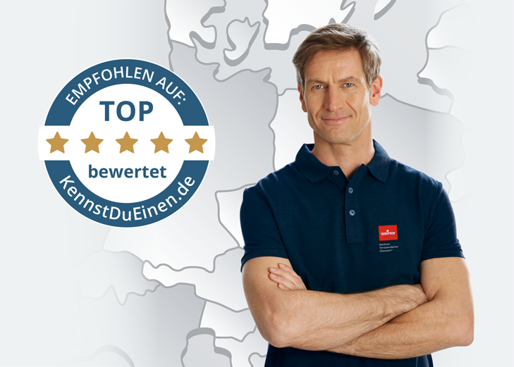 Een man in een polo met gekruiste armen, een sterrenbeoordeling en een achtergrond van een kaart. Een man in een polo met gekruiste armen, een sterrenbeoordeling en een achtergrond van een kaart.