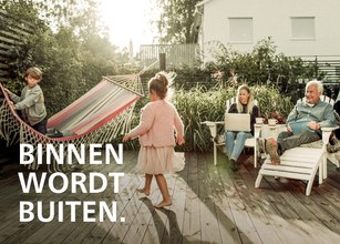 Scène de jardin avec un hamac, un enfant jouant et des adultes assis, ambiance ensoleillée et détendue.  Scène de jardin avec un hamac, un enfant jouant et des adultes assis, ambiance ensoleillée et détendue.