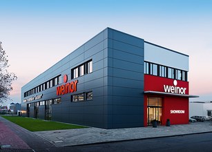 Moderne bedrijfsgevel met een combinatie van donkere en rode elementen.  Moderne bedrijfsgevel met een combinatie van donkere en rode elementen.