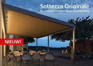 Markies in een terrassensituatie met verlichting, avondlucht en groene planten op de achtergrond.  Markies in een terrassensituatie met verlichting, avondlucht en groene planten op de achtergrond.