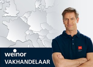Man met gekruiste armen, blauwe polo, achtergrond met wereldkaart en tekst “weinor VAKHANDELAAR”.  Man met gekruiste armen, blauwe polo, achtergrond met wereldkaart en tekst “weinor VAKHANDELAAR”.