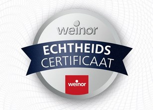 Een zilverkleurig certificaat met blauwe band en rode achtergrond met het woord 'ECHTHEIDS CERTIFICAAT'.  Een zilverkleurig certificaat met blauwe band en rode achtergrond met het woord 'ECHTHEIDS CERTIFICAAT'.